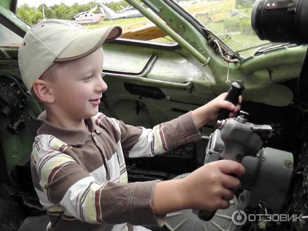 мальчик за штурвалом самолета